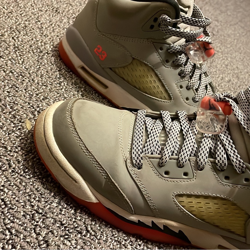 Jordan Retro Hot Lava 5’s grade school